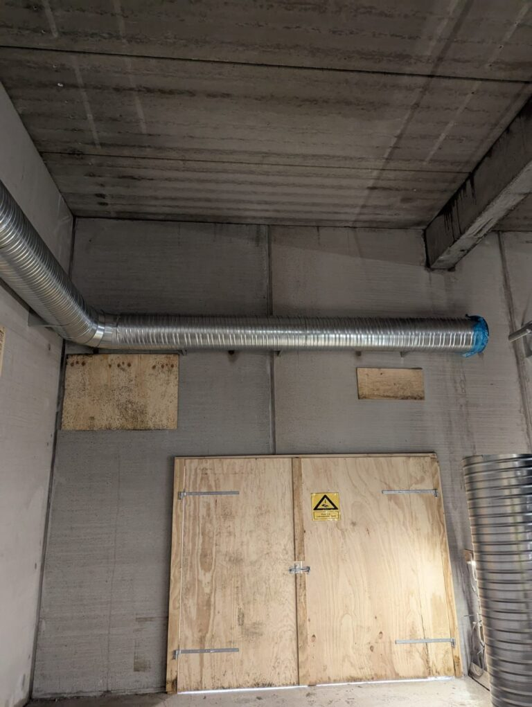 Ventilationskanal ført gennem teknikrum