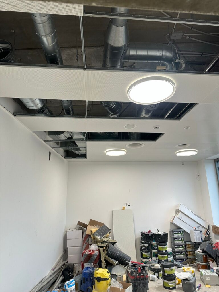 Ventilationskanaler over nedhængt loft