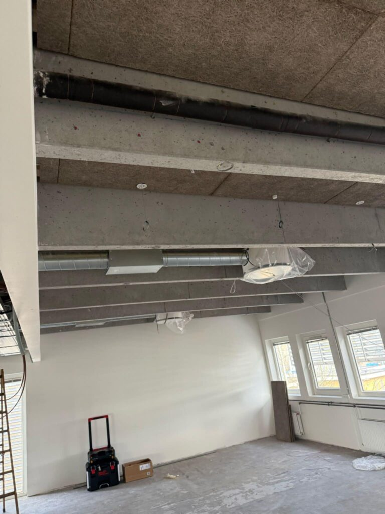 Kanaler og armaturer i kontorlokale under ombygning