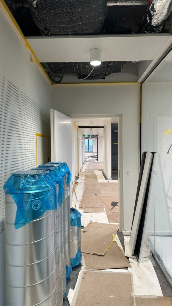 Nye ventilationsaggregater klar til montage i gangareal