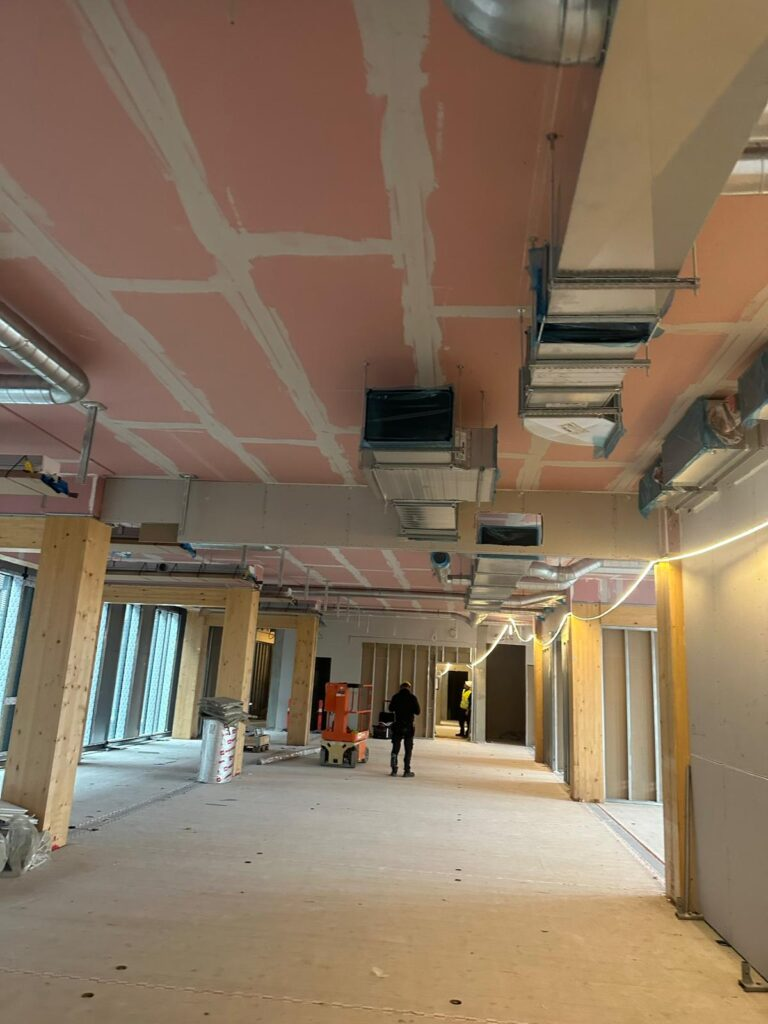 Ventilationskanaler og armaturer i kontoretage