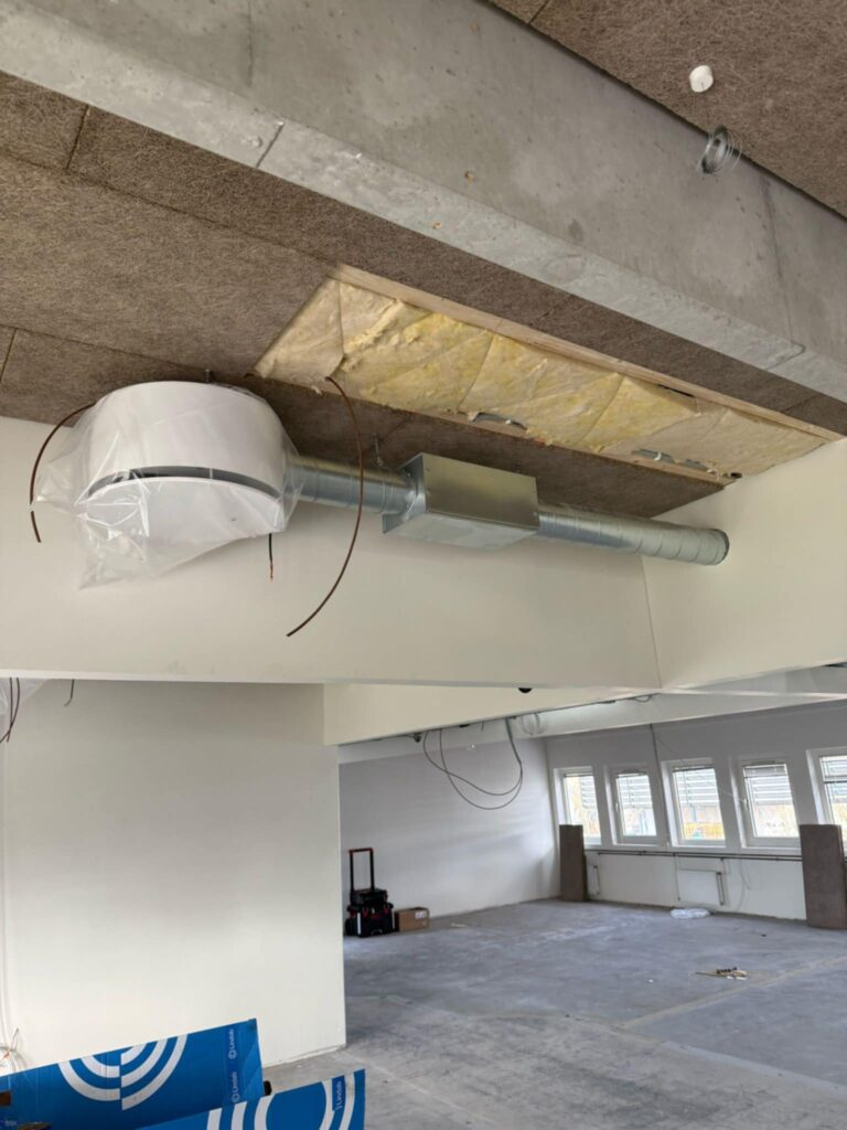 Ventilationsboks og armatur monteret i loftet
