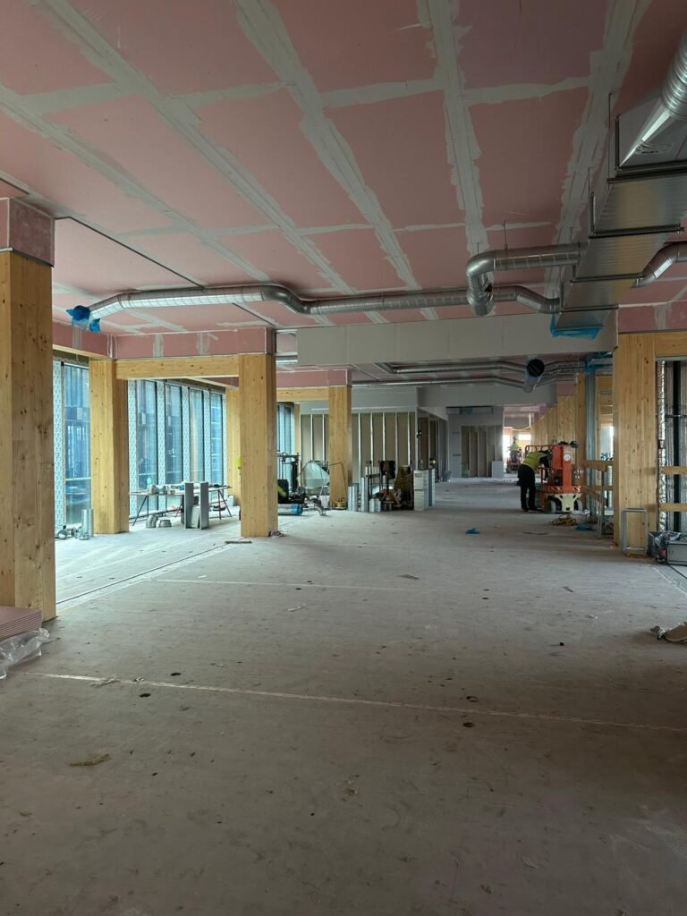Kanalføringer under loft i CLT-konstruktionen