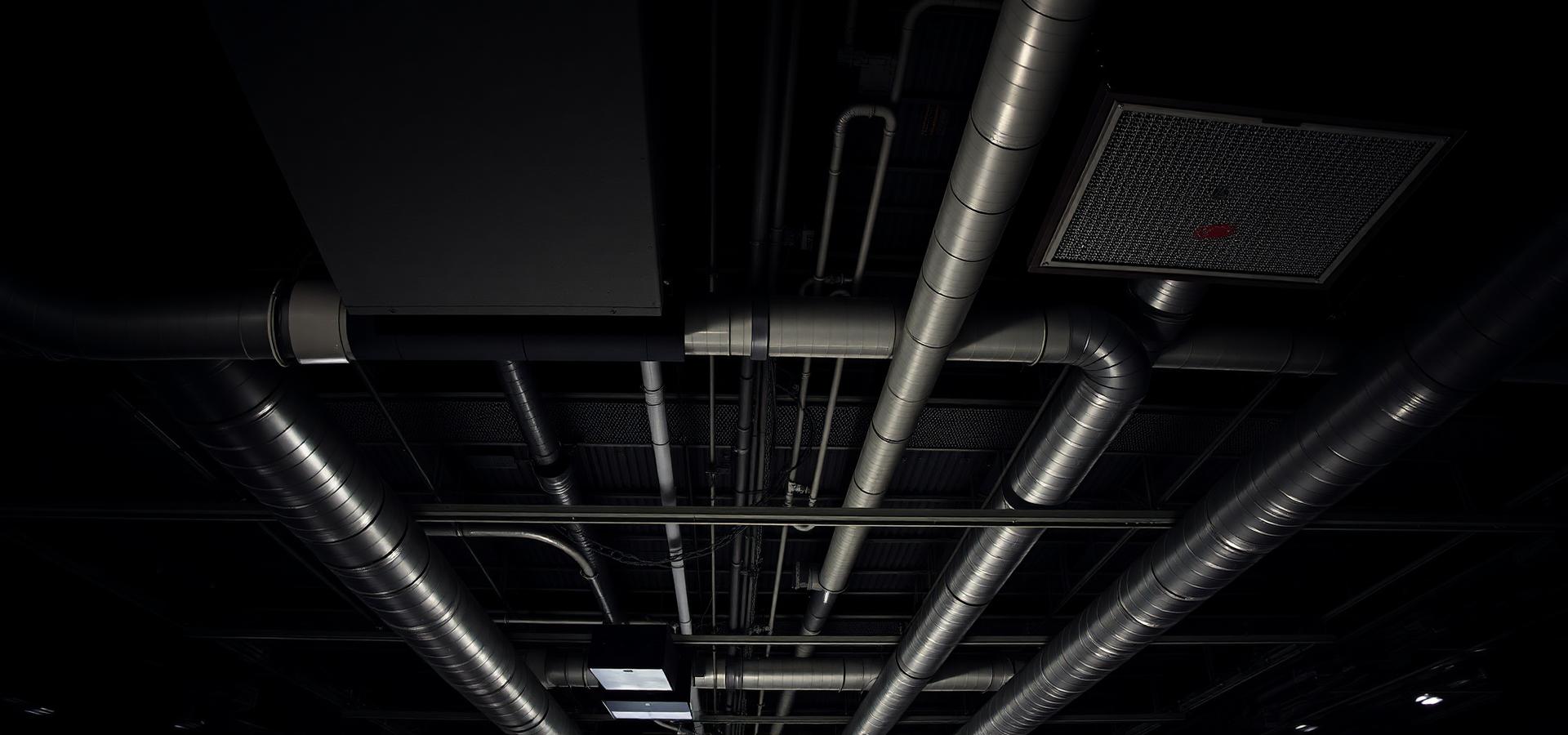 Ventilationskanaler i industrielt loft